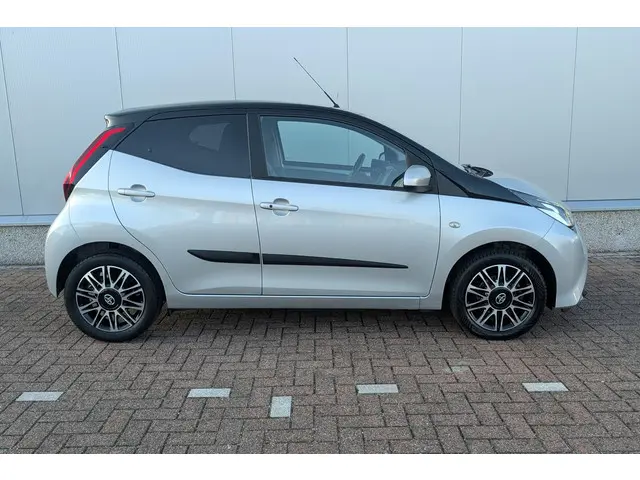 Toyota Aygo 1.0 VVT-i x-clusiv 2019 Benzine 13