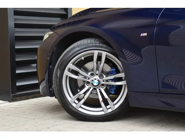 BMW 3 Serie Touring 320i M Sport Edition 2018 Benzine 37