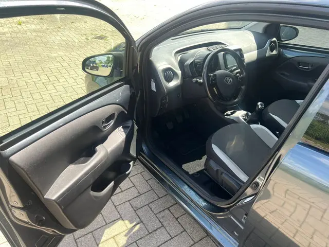 Toyota Aygo 1.0 VVT-i x-play 2017 Benzine 8