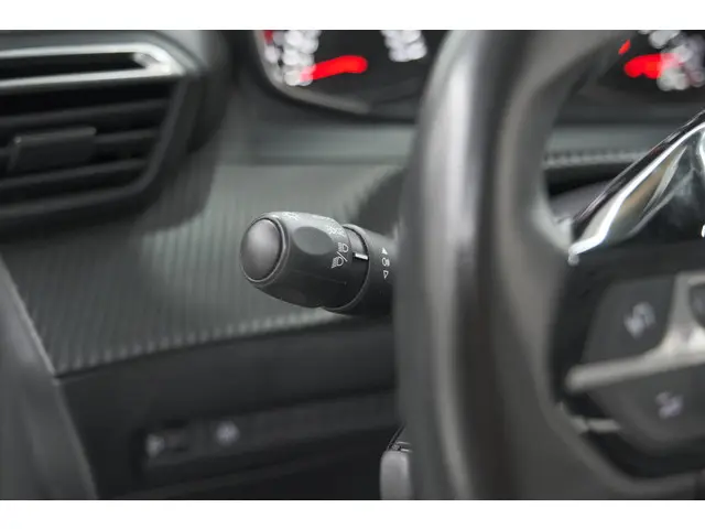 Peugeot 2008 PureTech 130 EAT8 Allure 2022 Benzine 33