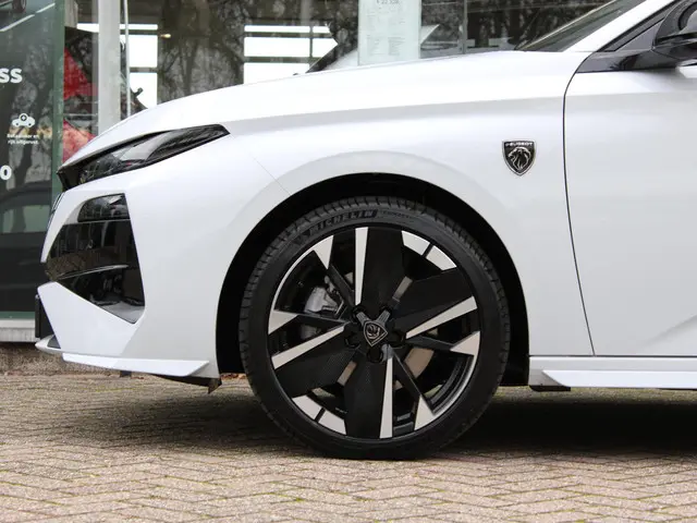 Peugeot 308 SW HYBRID 145 GT 2025 Hybride Benzine 11