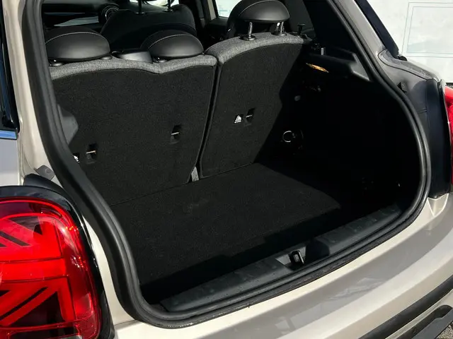 MINI Cooper 1.5 Business Edition 2021 Benzine 24