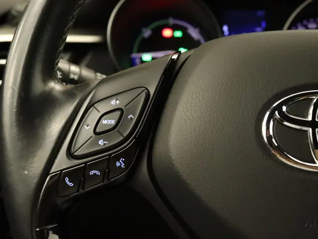 Toyota C-HR 1.8 Hybrid Executive 2019 Hybride Benzine 24