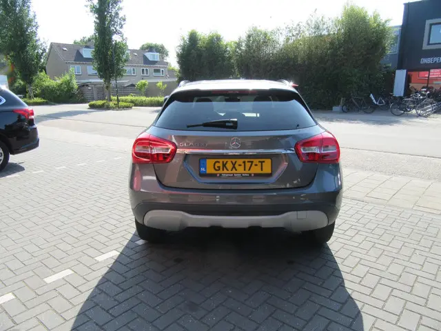 Mercedes-Benz GLA 180 Business Solution AMG 2018 Benzine 6
