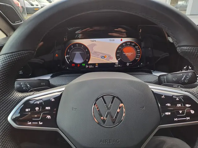 Volkswagen Golf 1.5 eTSI R-Line NIEUWSTAAT 2023 Benzine 8