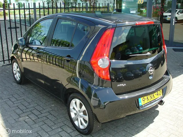 Opel Agila 1.2 Edition Style pakket,Airco 2013 Benzine 18