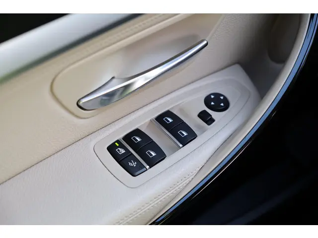 BMW 3 Serie GT 320i High Executive 2020 Benzine 38