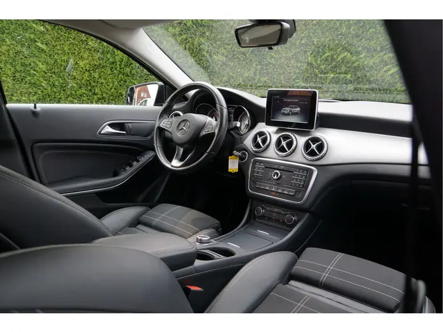 Mercedes-Benz GLA GLA 180 Ambition Night 2016 Benzine 3