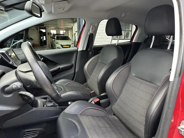 Peugeot 208 1.2 Turbo 110 PK GT-Line 2019 Benzine 12