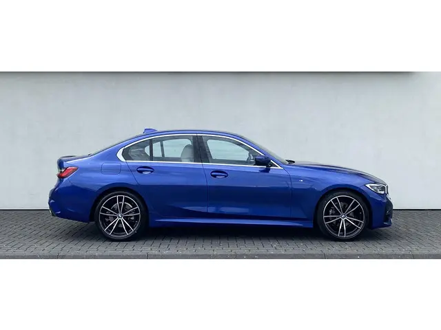 BMW 3 Serie 318i Business Edition Plus 2021 Benzine 12