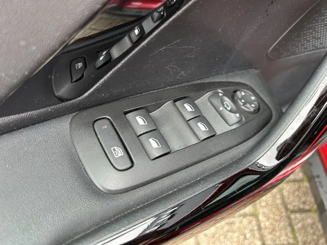 Peugeot 2008 Turbo 110PK GT-line 2018 Benzine 31