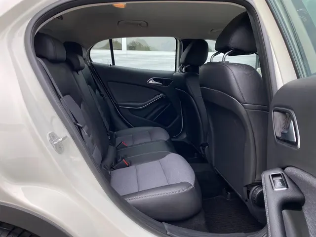 Mercedes-Benz GLA 200 Trekhaak 2015 Benzine 12
