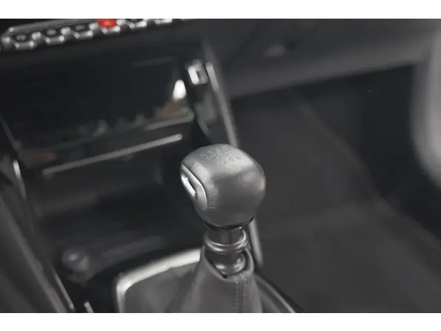 Peugeot 208 PureTech 100 Allure 2024 Benzine 41