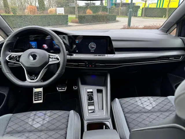 Volkswagen Golf 1.5 eTSI R-Line 2022 Benzine 24