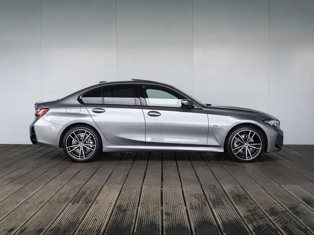BMW 3 Serie Sedan 330e 2023 Hybride Benzine 4
