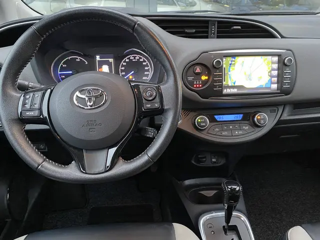 Toyota Yaris 1.5 Hybrid Dynamic 2019 Hybride Benzine 12