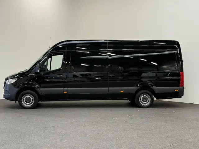 Mercedes-Benz Sprinter 311 1.9 CDI L3H2 RWD 2022 Diesel 2