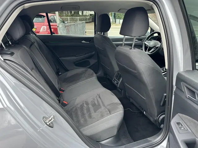 Volkswagen Golf 1.5 eTSI 150PK DSG Style 2023 Benzine 11