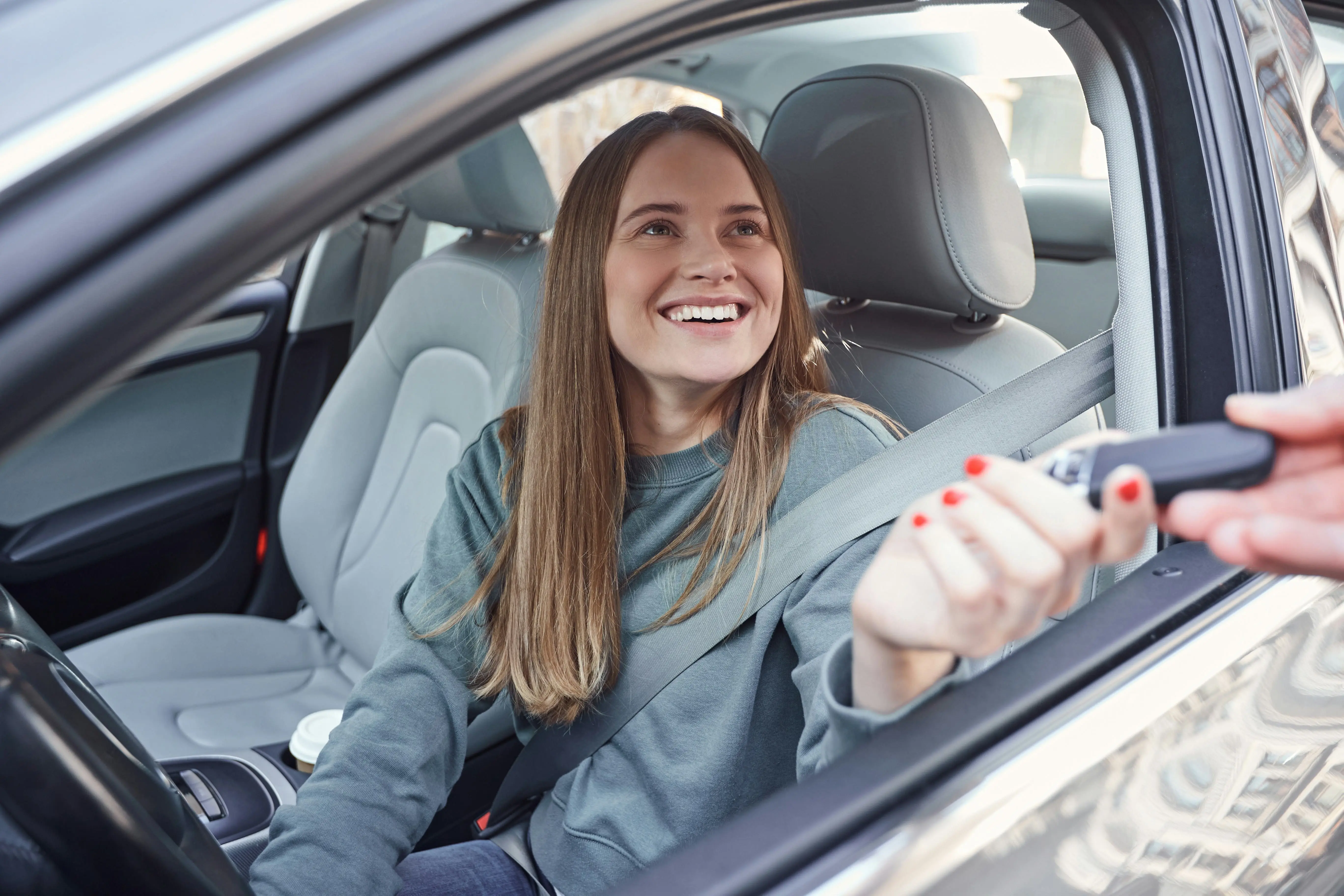 onderneemster-ontvangt-autosleutels