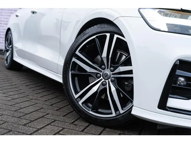 Volvo V60 2.0 B4 R-Design 2020 Benzine 4