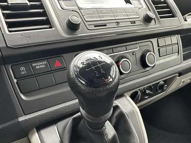 Volkswagen Transporter Kombi 2.0 TDI L2H2 2018 Diesel 13