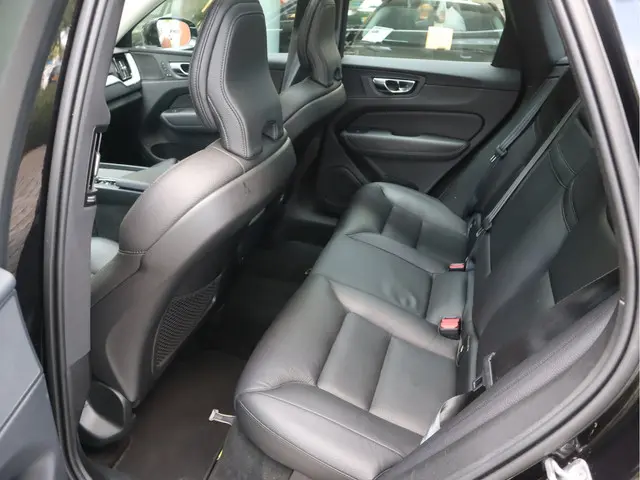 Volvo XC60 2.0 B5 250 PK Momentum Exclusive 2021 Benzine 40