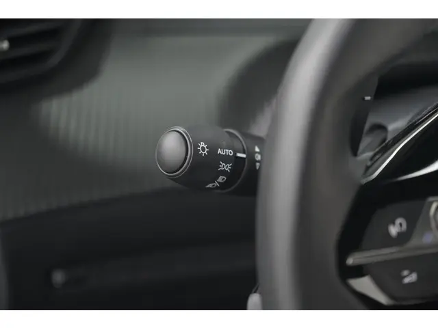 Peugeot 2008 PureTech 130 EAT8 Allure 2024 Benzine 35