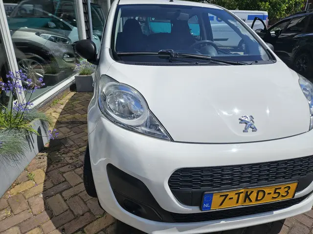 Peugeot 107 1.0 Access Accent,airco 2014 Benzine 9