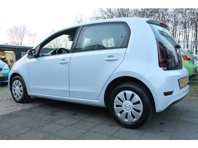 Volkswagen up! 1.0 BMT move up! 2017 Benzine 3