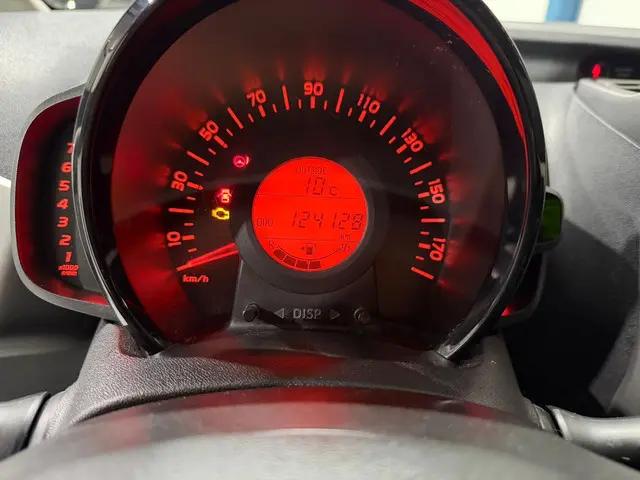 Toyota Aygo 1.0 VVT-i x-play 2017 Benzine 8