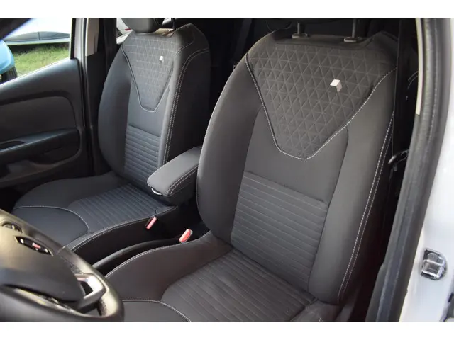 Renault Clio Estate 0.9 TCe Limited 2017 Benzine 7