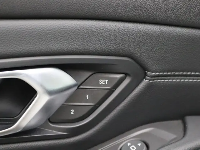 BMW 3 Serie Sedan 330e 2023 Hybride Benzine 13