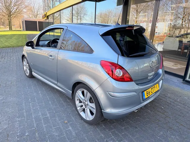 Opel Corsa 1.4-16V Anniversary OPC LINE 2013 Benzine 3