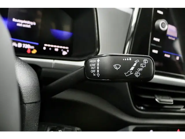 Volkswagen T-Roc 1.0 TSI Life zwart 2023 Benzine 18