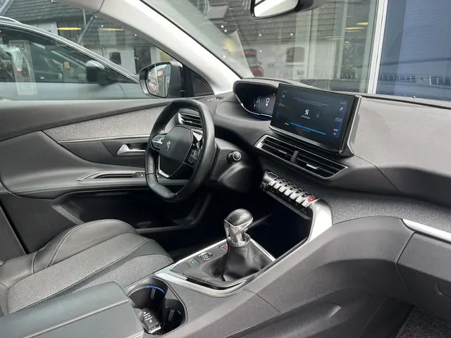 Peugeot 3008 1.2 Turbo 130 PK 2021 Benzine 11