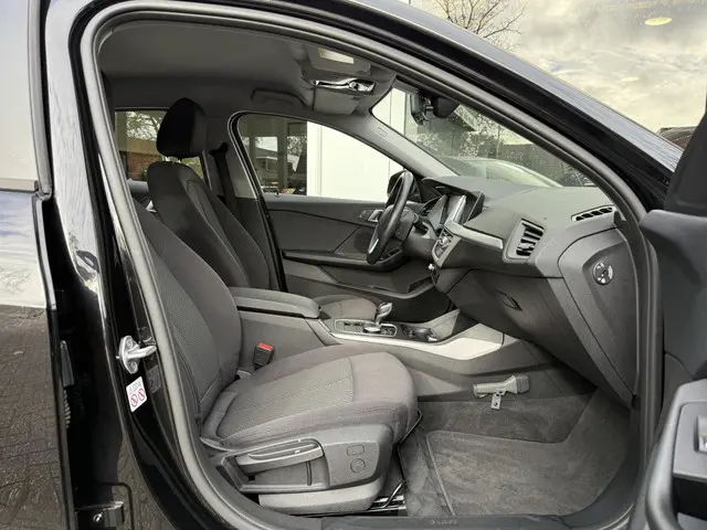 BMW 1 Serie 118i Executive Edition 2020 Benzine 30