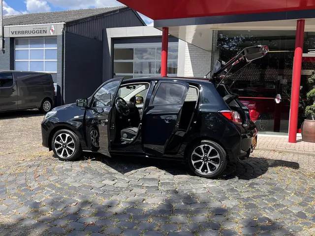 Mitsubishi Space Star 1.2 Intense 2022 Benzine 25