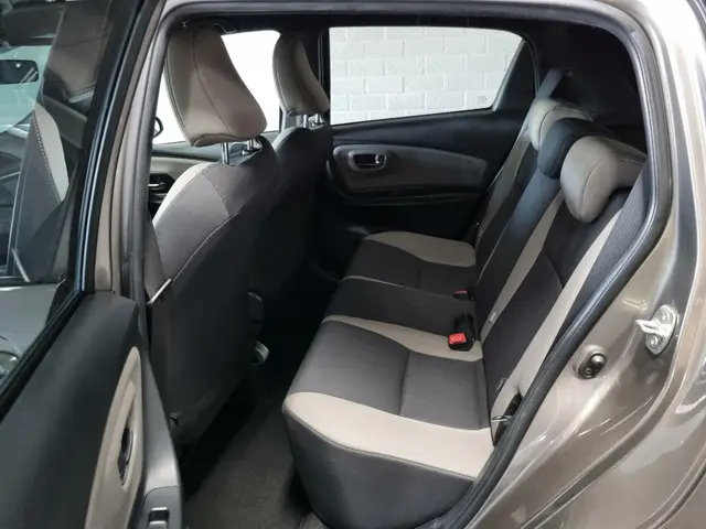 Toyota Yaris 1.3 VVT-i Dynamic Bi-Tone 2016 Benzine 17