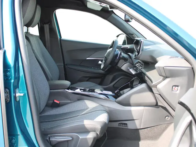 Peugeot 2008 1.2 Hybrid 145 Allure 2025 Hybride Benzine 10
