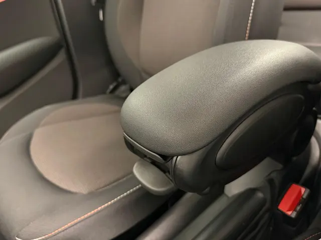 MINI 5-Deurs Cooper 2023 Benzine 34