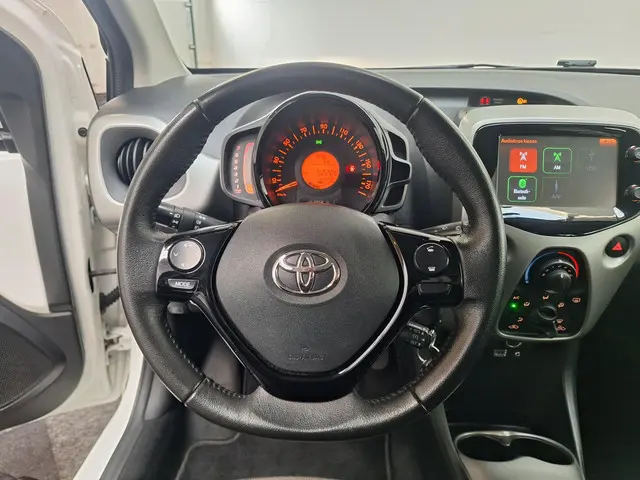Toyota Aygo 2015. X-Play uitv. 42.000 km NAP. 2015 Benzine 13