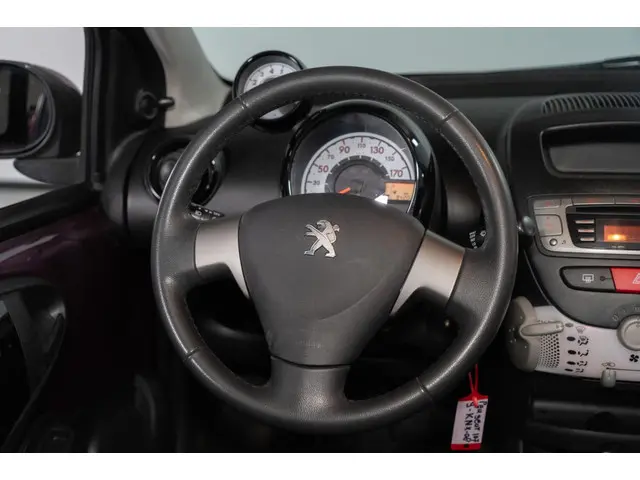 Peugeot 107 1.0 Envy 2013 Benzine 21