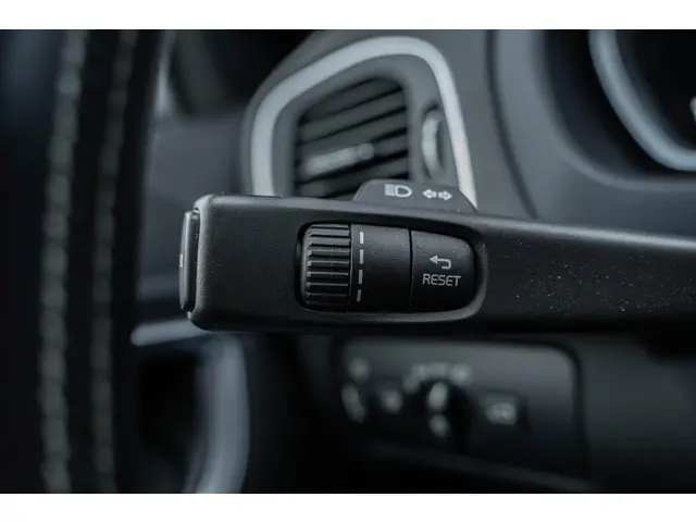 Volvo V40 T4 190pk R-Design 2018 Benzine 33