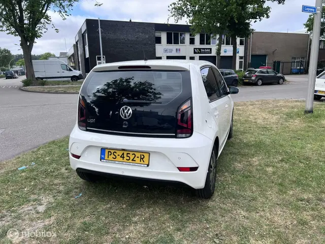 Volkswagen up! 1.0 BMT move up! 2017 Benzine 8