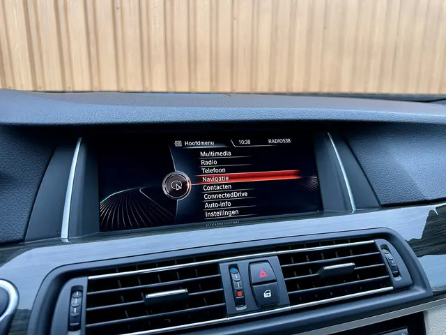 BMW 5 Serie Touring 520i Executive 2014 Benzine 19