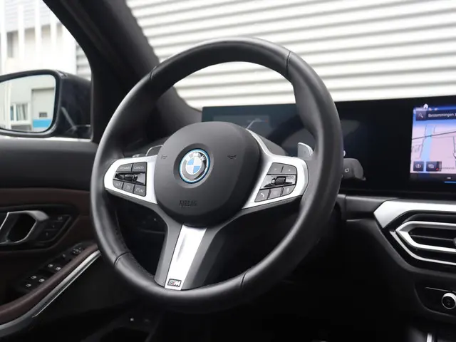 BMW 3 Serie Touring 330e 2024 Hybride Benzine 38