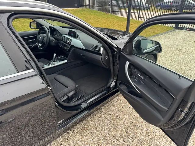 BMW 3 Serie Touring 318i Executive 2017 Benzine 24