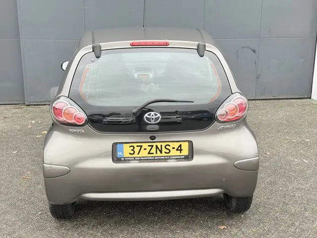 Toyota Aygo 1.0 VVT-i Aspiration Automaat 2013 Benzine 6