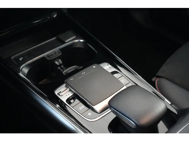Mercedes-Benz B-Klasse 200 AMG 2019 Benzine 24