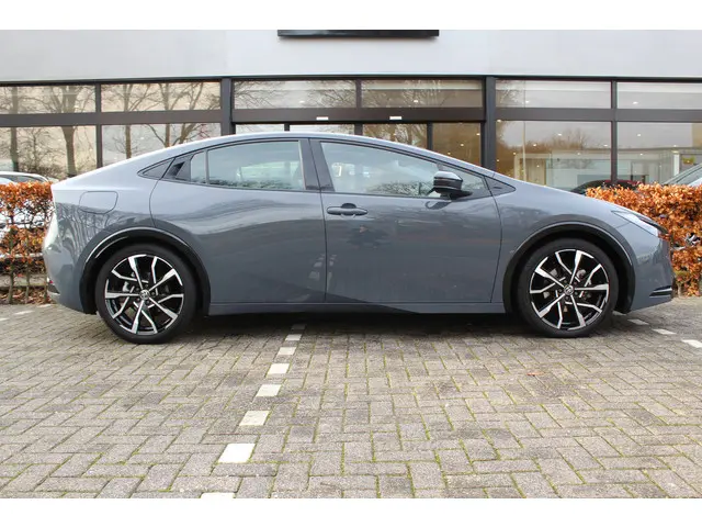 Toyota Prius 2.0 Plug-in Executive 2024 Hybride Benzine 7